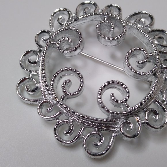Vintage Sarah Coventry Decorative Circular Metal Brooch - Picture 4 of 12